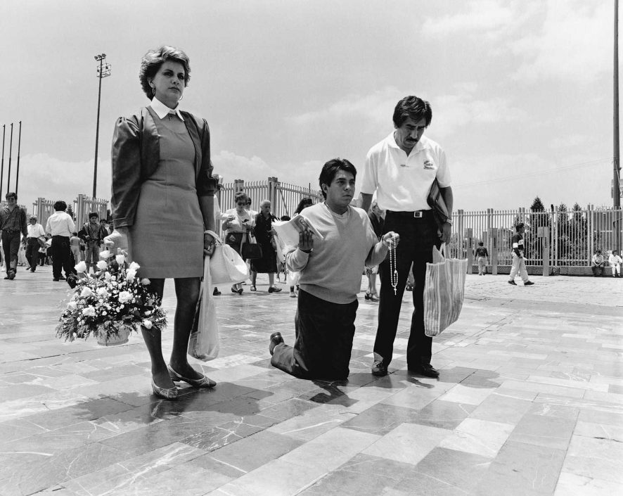 Zwart-wit foto van bedevaarders aan de Basiliek van La Virgen de Guadalupe