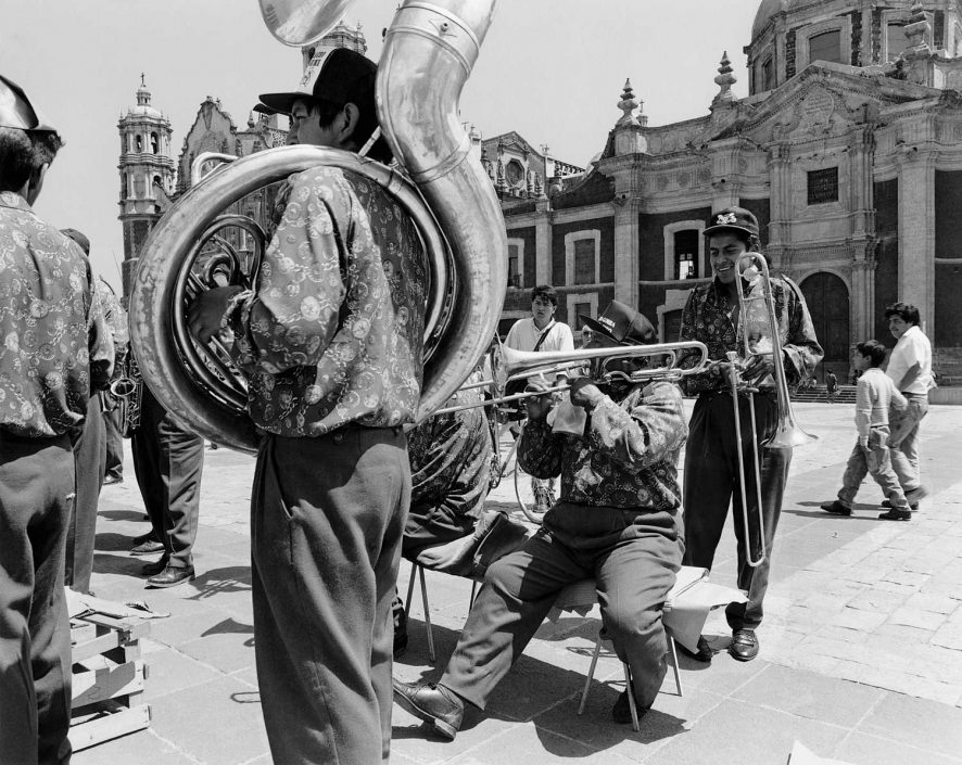 Zwart-wit foto van Koperblazers op de Zocalo in Mexico Stad