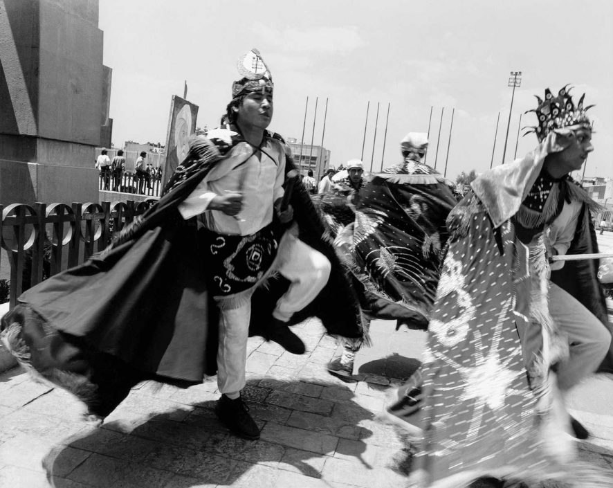 Zwart-wit foto van danser op de Zocalo in Mexico Stad