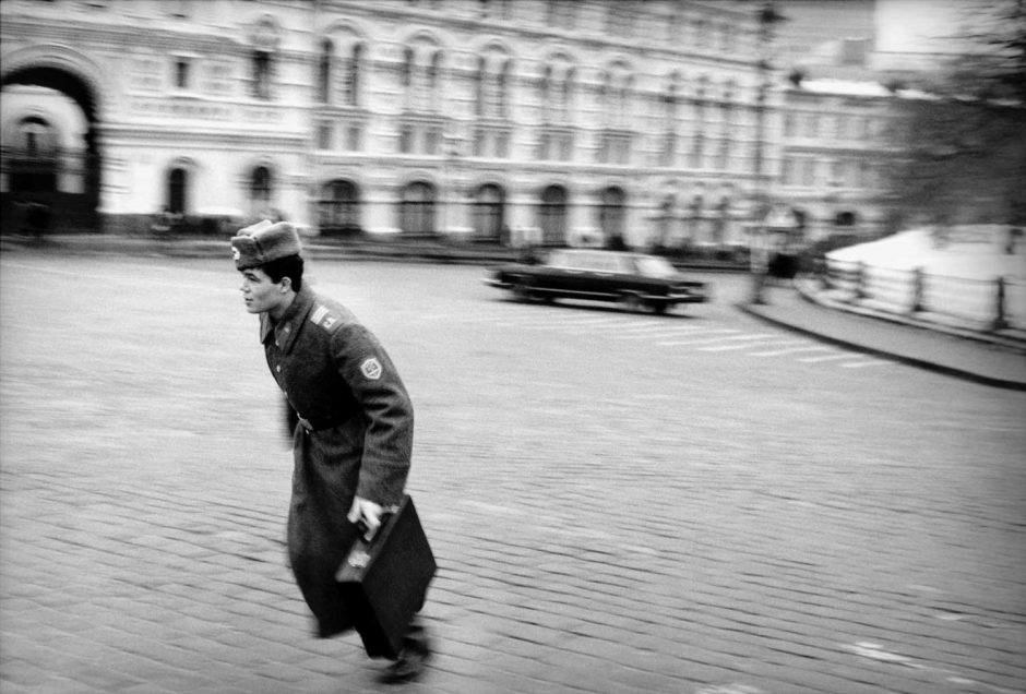 Zwart-wit foto van een rennende militair op het Rode plein in Moskou