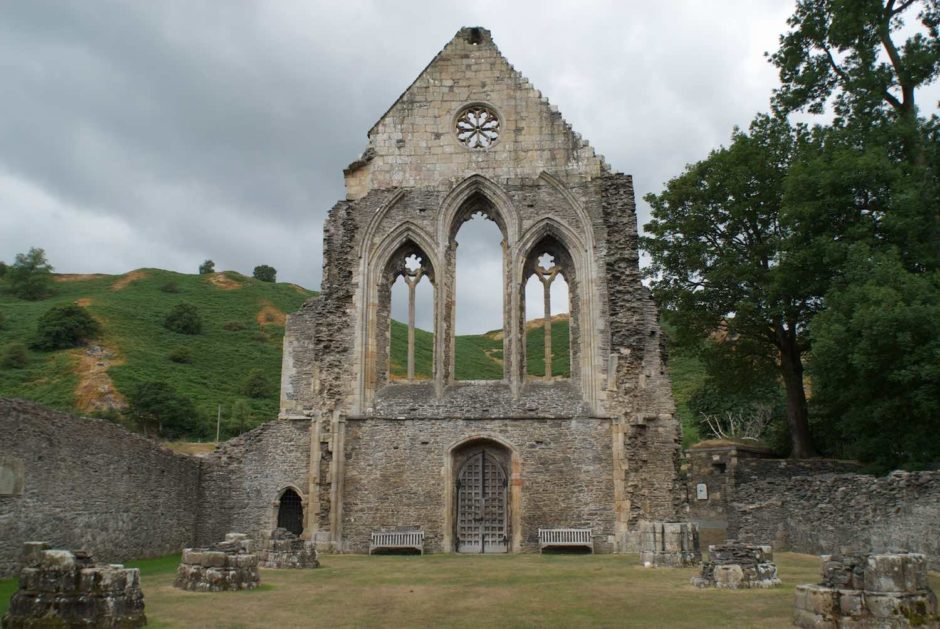 Kleurfoto van de cisterciënzerabdij Valle Crucis in Llangollen, Wales