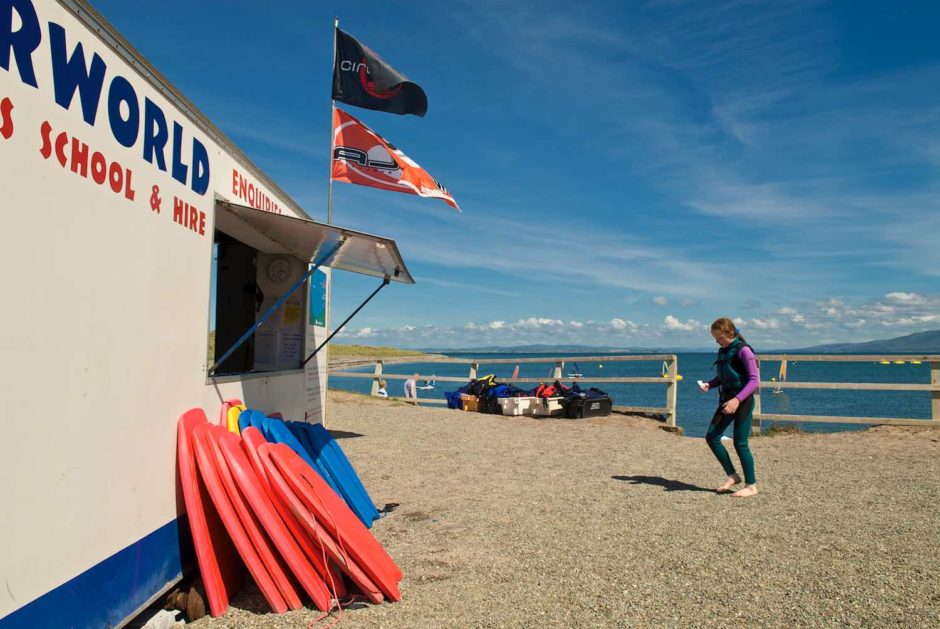 Kleurfoto van een jonge dame in wetsuit aan de Ierse westkust