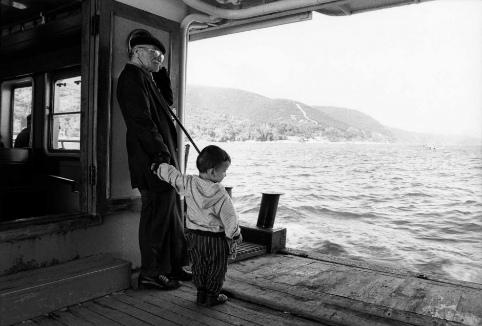 Zwart-wit foto van een oudere man met kind op de Bosporus