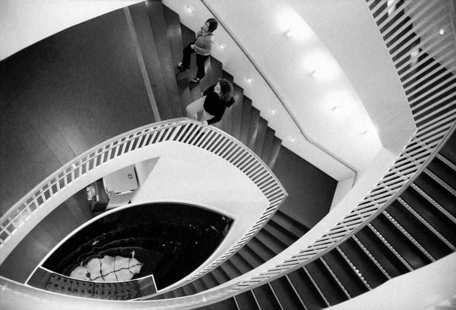 Zwart-wit foto van een aquarium onderin een trapzaal in een museum in Chicago