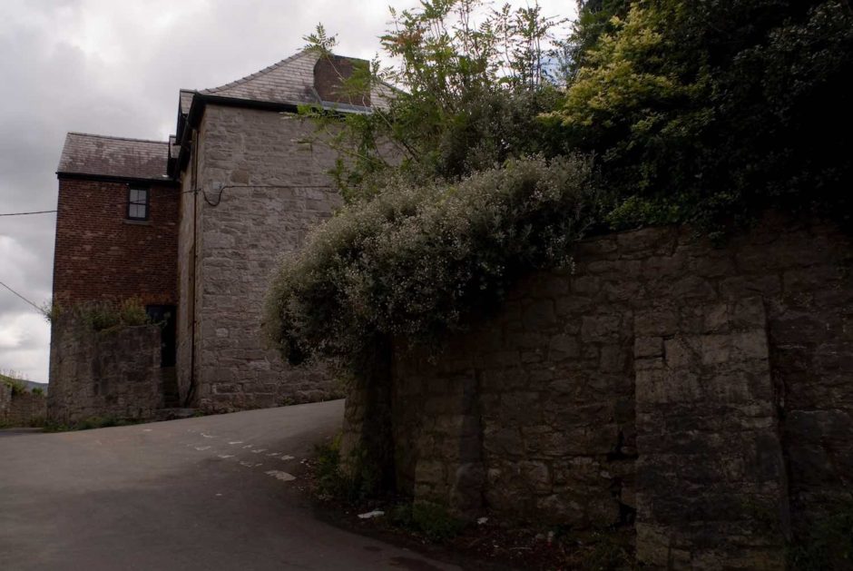 Kleurfoto van een donker huis in Ruthin