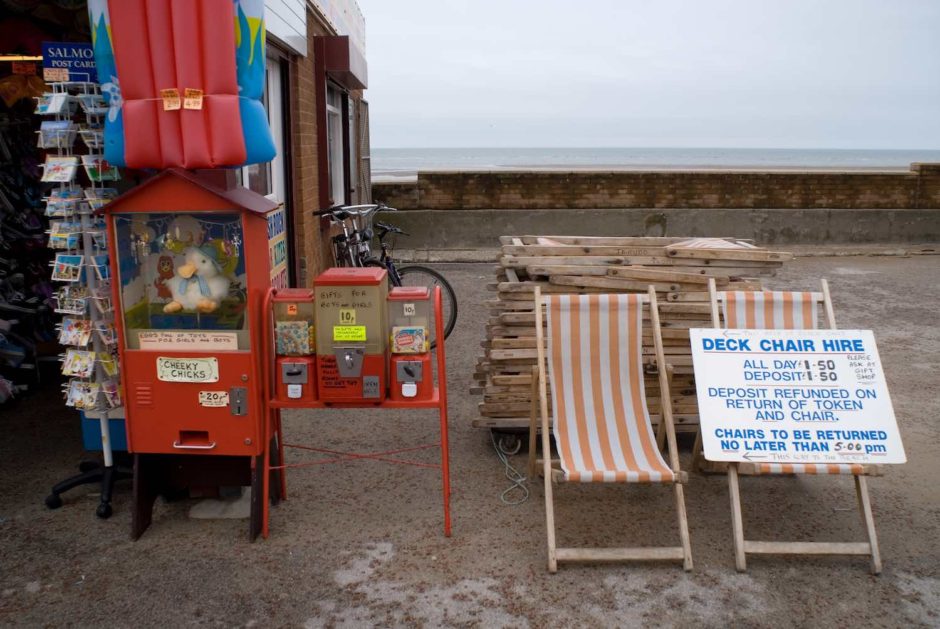 Kleurfoto van strandstoelen in het Rhyl