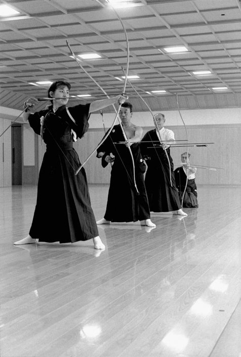 Zwart-wit foto van kyudo beoefenaars