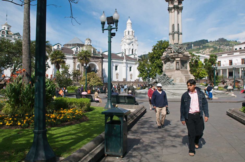 Kleurfoto van wandelenden mensen op de Plaza de Independencia