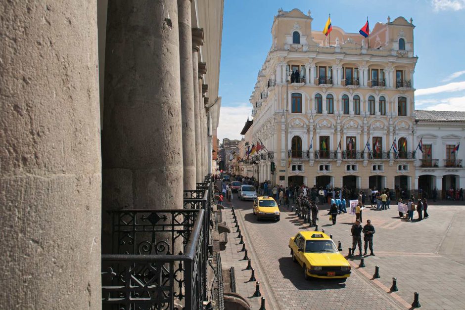 Kleurfoto van taxi's op de Plaza de Independencia