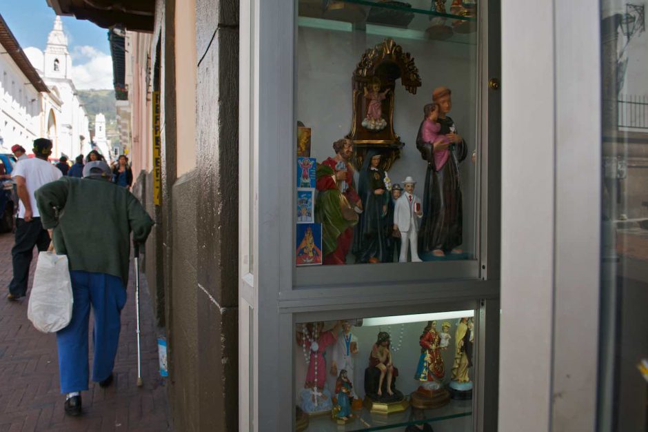 Kleurfoto van een oude man met wandelstok in het centro historico