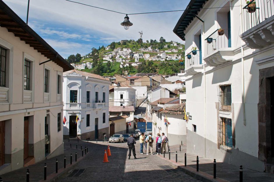 Kleurfoto van El Panecillo gezien vanuit het centro histórico