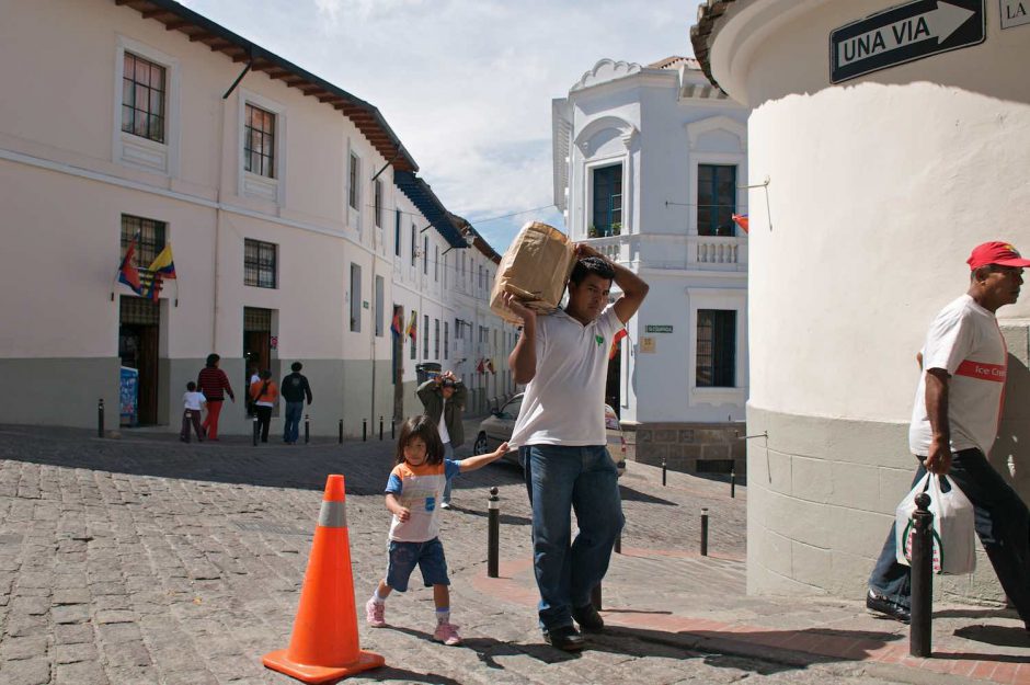 Kleurfoto van een verkeerskegel in de heuvels van het historisch centrum van Quito