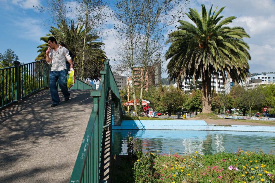 Kleurtoto van een man die een wandelbrug oversteek in park La Carolina