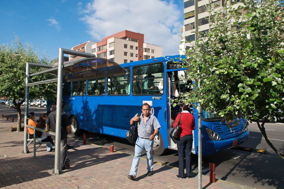 Kleurfoto van een man die net uit de bus getapt is in Quito