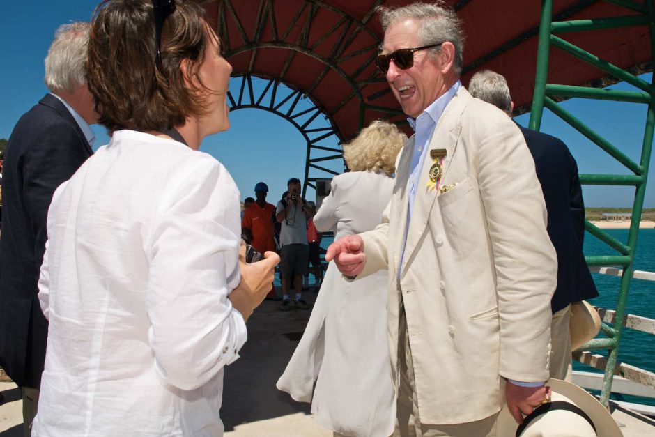 Kleurfoto van een toevallige ontmoeting met kroonprins Charles en zijn gemalin Camilla