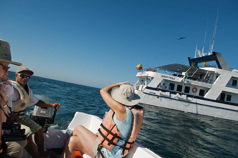 Kleurfoto van de dinghy die vertrekt op expeditie