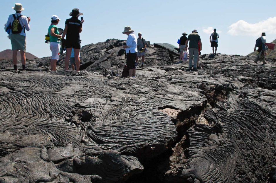 Kleurfoto van een gestold lava op Isla Santiago