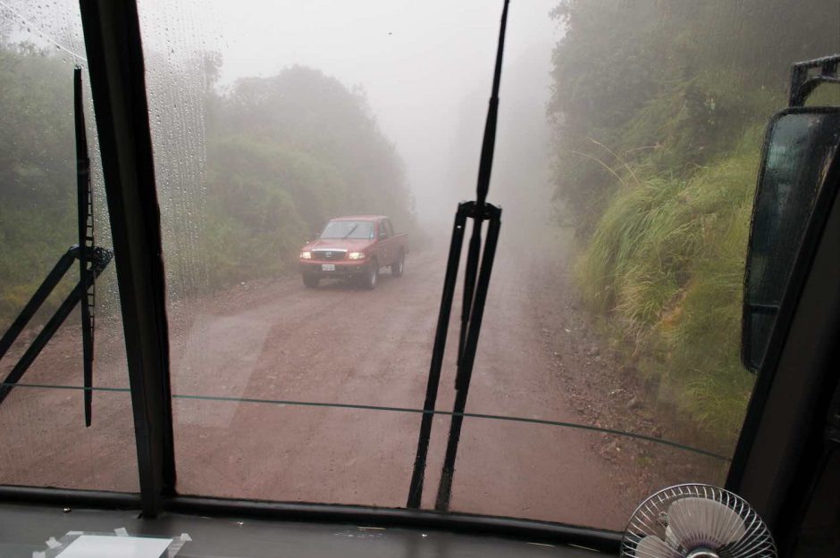 Kleurfoto vanuit de bus gemaakt