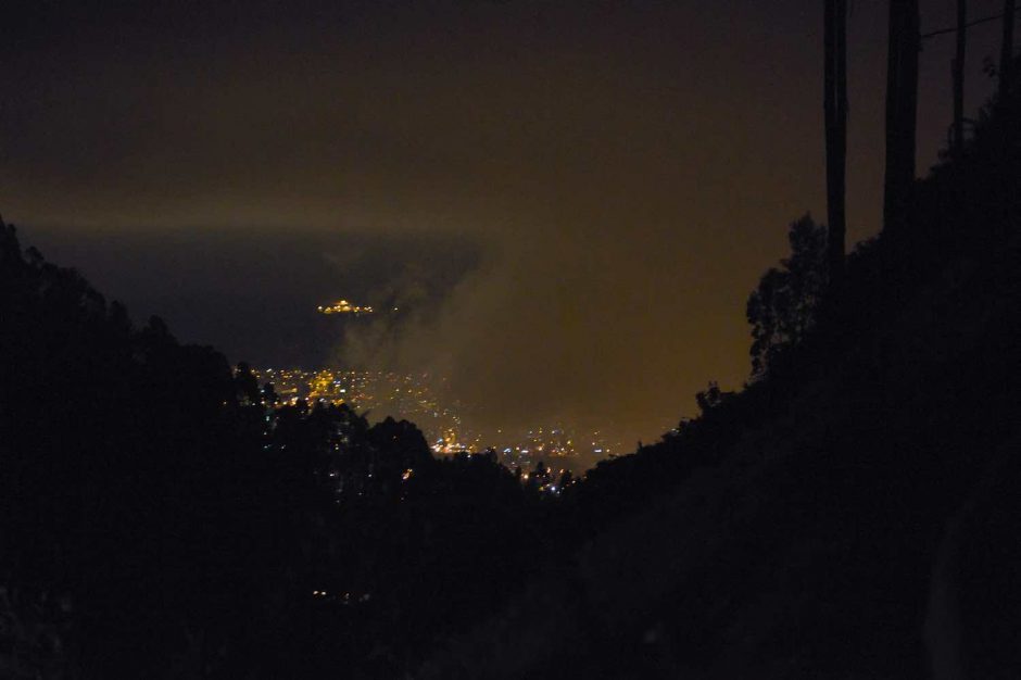 Kleurfoto van Quito bij nacht