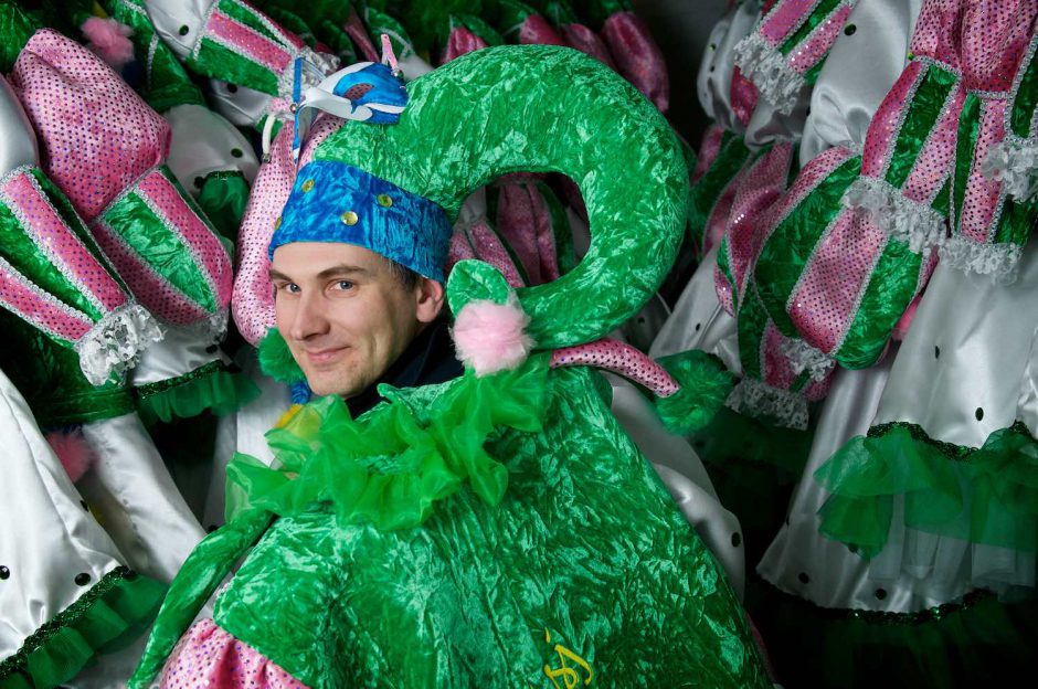 Kleurportret van Bart Beeckman in de voorbereiding van de de carnavalsstoet in Aalst