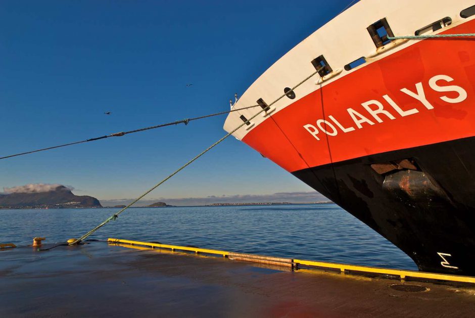 Kleurfoto van de Polarlys aangemeerd in Ålesund