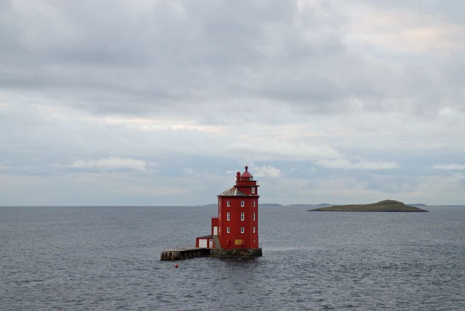 Kleurfoto van een rode vuurtoren