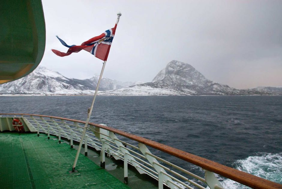 Kleurfoto van de Noorse vlag bij het naderen van Bodø
