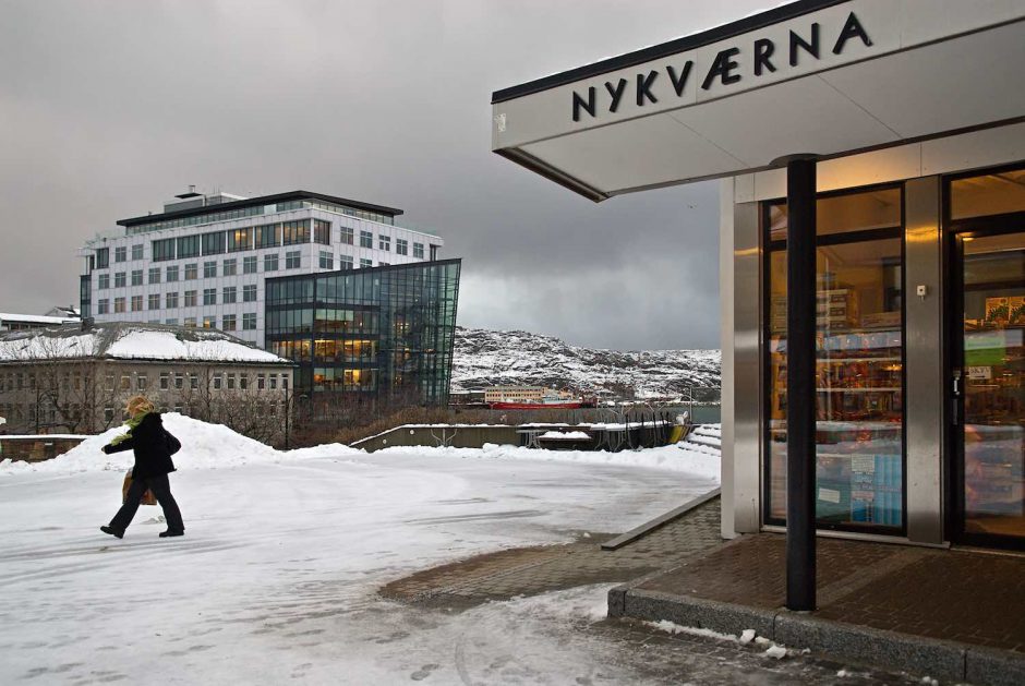 Kleurfoto van een dame die het weer trotseert in Bodø