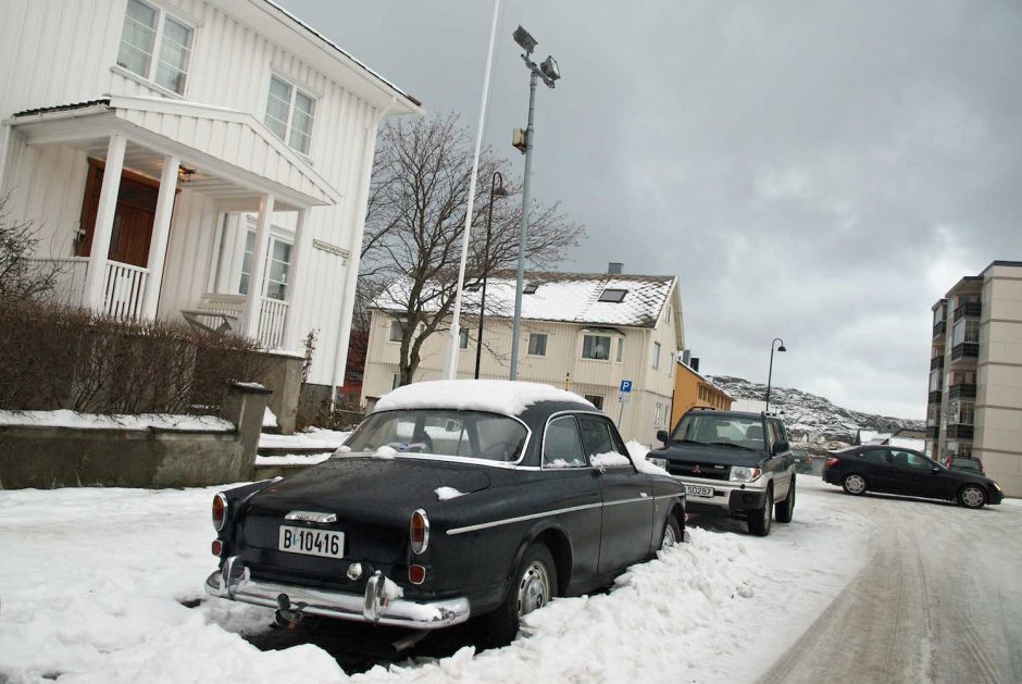 Kleurfoto van een gedeeltelijk ondergesneeuwde Volvo Amazone