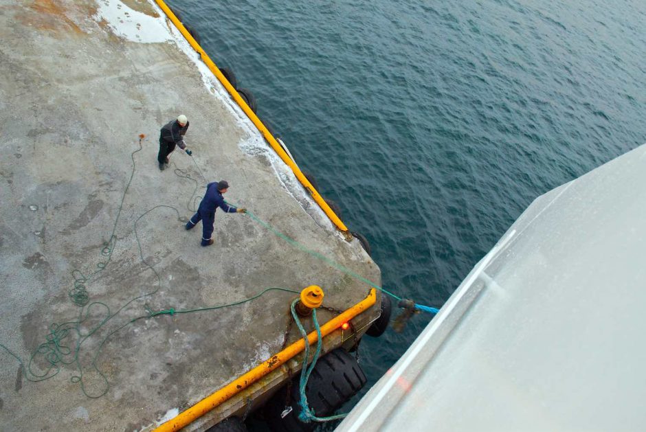 Kleurfoto van de MS Polarlys die aanmeert