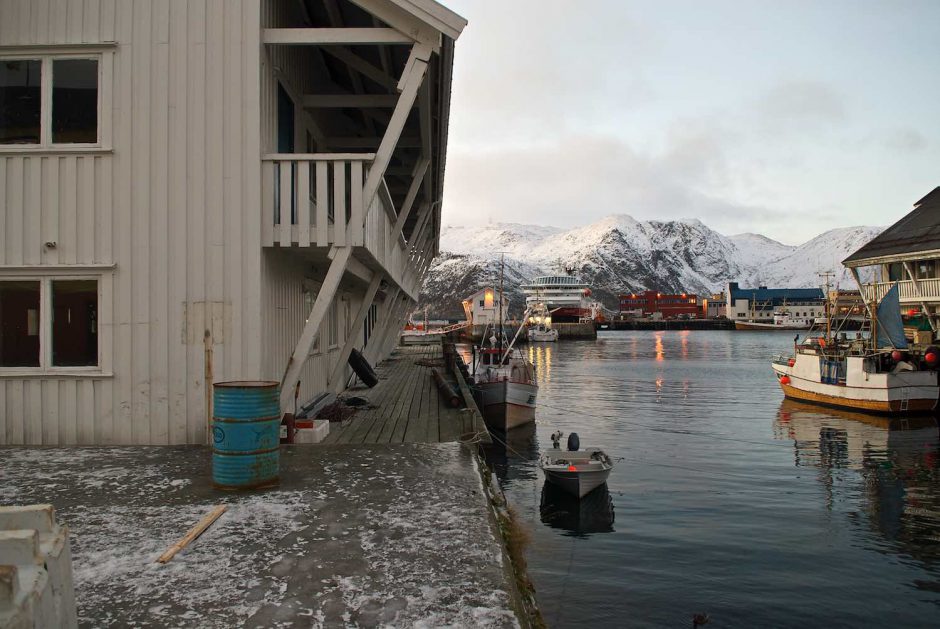 Kleurfoto van aanmeerkade in Honningsvåg