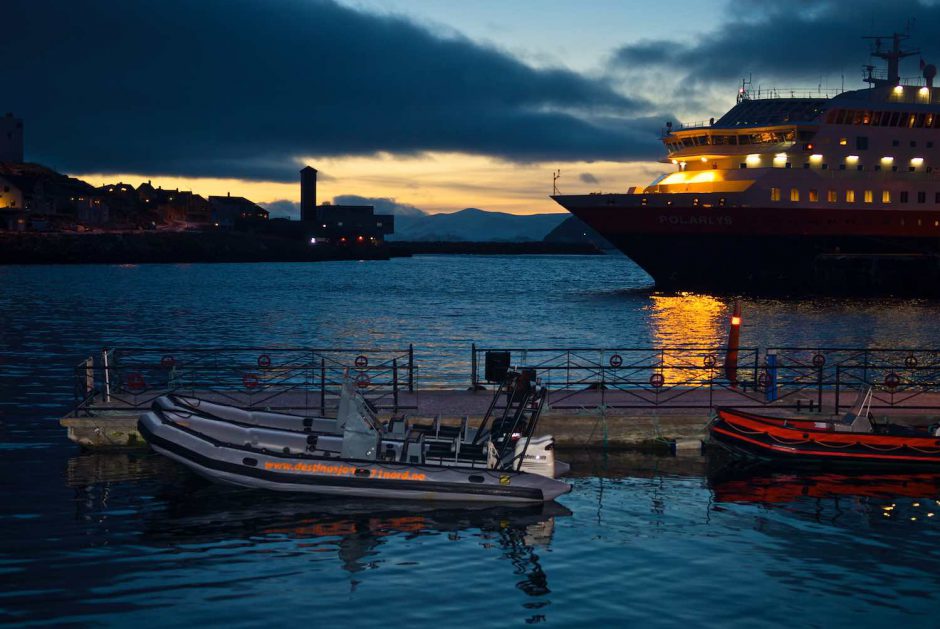 Kleurfoto van van de MS Polarlys aangemeerd in Honningsvåg