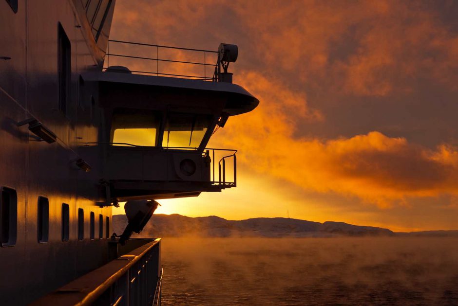 Kleurfoto van een dampige barentszee