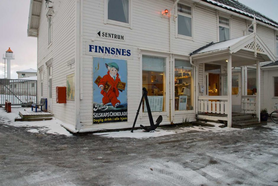 Kleurfoto van een houten winkelgebouw waar o.a. chocolade wordt verkocht