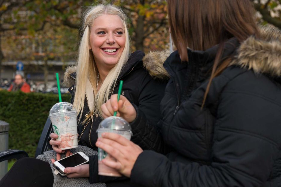 Dubbelportret van 2 studentes van de RUG