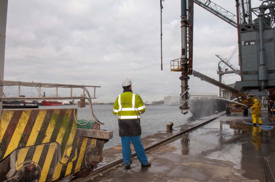 Kleurfoto van havenarbeiders aan het werk