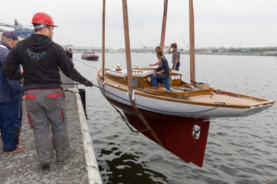 Kleurfoto van de tewaterlating van de Shielmartin