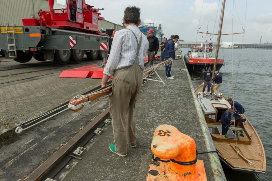 Kleurfoto van de plaatsing van de mast van de Shielmartin