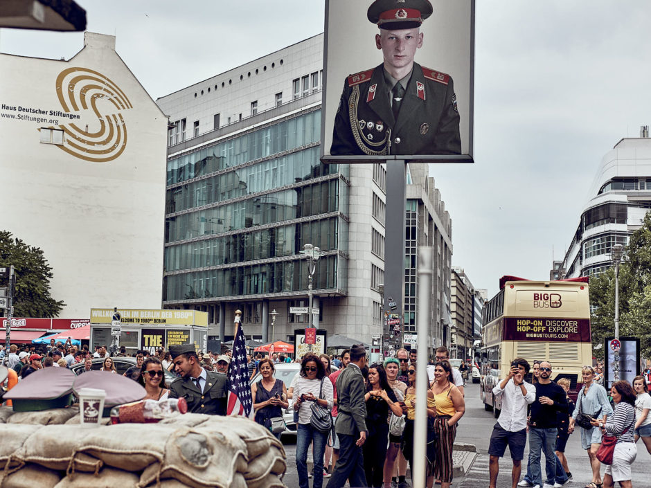 Kleurfoto van Checkpoint Charlie met beeld van onbekende Russische soldaat