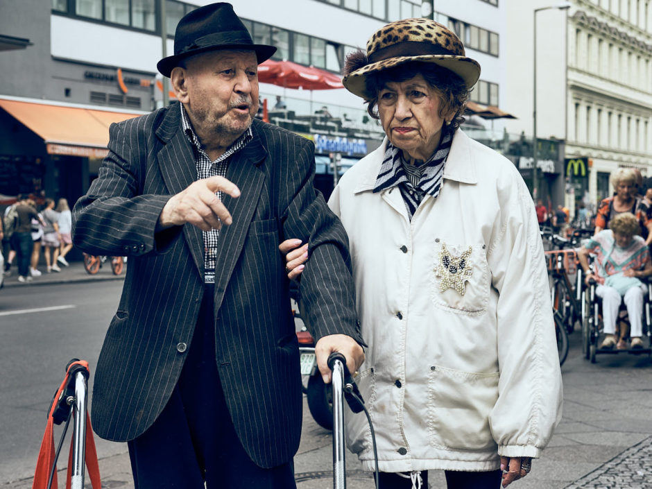 Kleurfoto van een ouder kleurrijk koppel