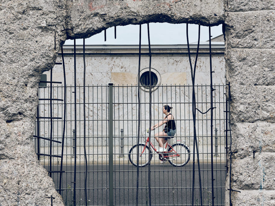 Kleurfoto van een gat in de Berlijnse muur