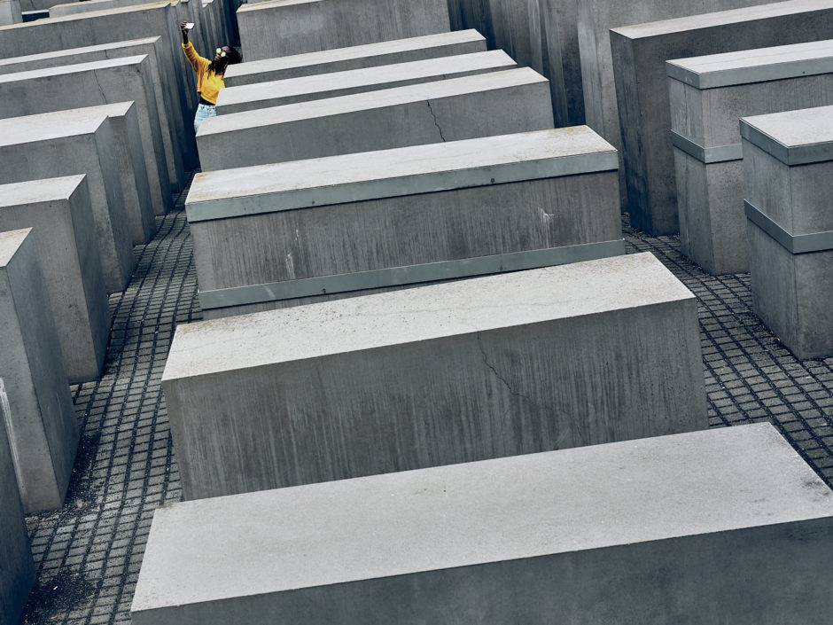 Kleurfoto van een jonge dame die een selfie maakt aan het Memorial to the Murdered Jews of Europe