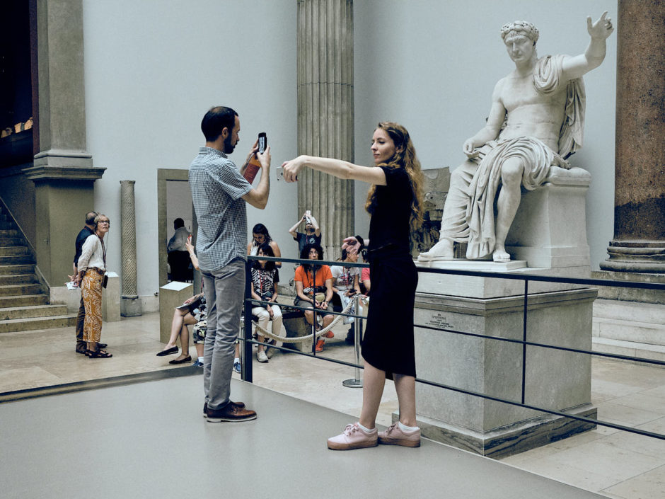 Kleurenfoto van een jongedame die een selfie maakt in het Pergamonmuseum