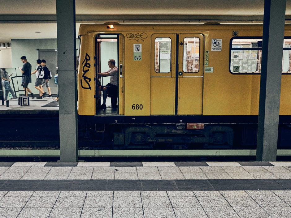 Kleurenfoto van een metromachinist met open deur