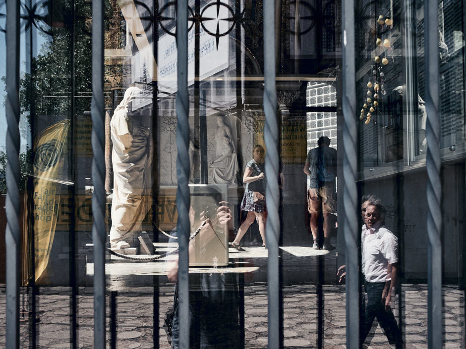 Kleurfoto van de Kaiser Wilhelm Gedächtniskirche door het raam