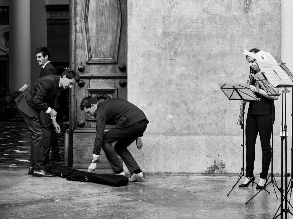 Zwart-wit foto van muzikanten in de Volderstraat in Gent