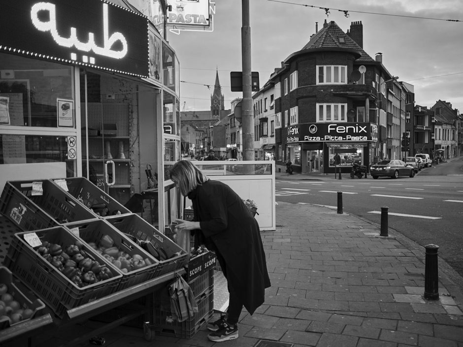 Zwart-wit foto van een dame in een groentewinkel aan de Leiekaai in Gent