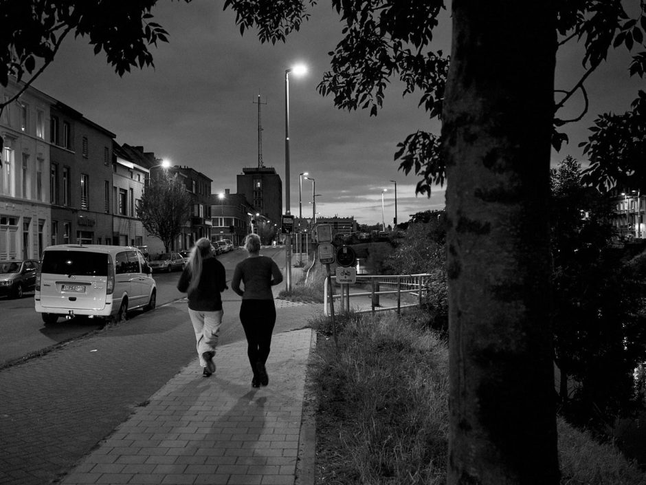 Zwart-wit foto van twee joggende jonge dames in de Groendreef in Gent