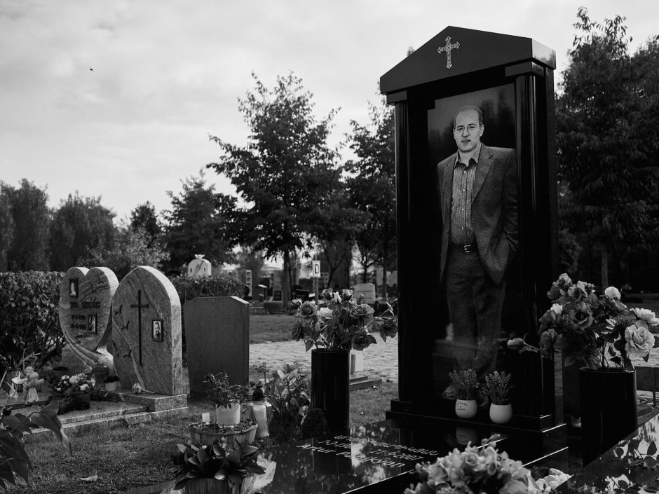 Zwart-wit foto van een graf op de begraafplaats Wondelgem