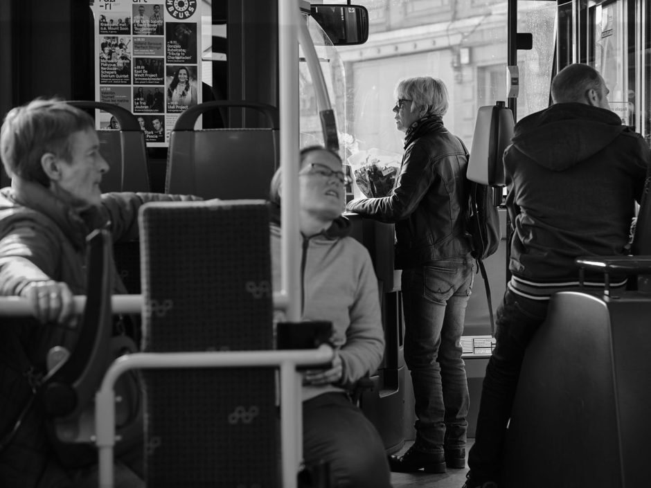 Zwart-wit foto vanop bus 9 in Gent